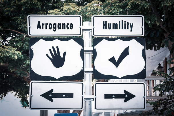 Señal de calle hacia la humildad versus la arrogancia
 - Foto, Imagen