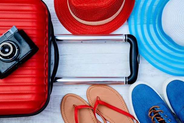 Conjunto de acessórios coloridos para férias de verão ativas. Viajante blogger ou mulher blogger concepção
 - Foto, Imagem