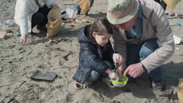 Vrijwilligers die het strand schoonmaken - Video