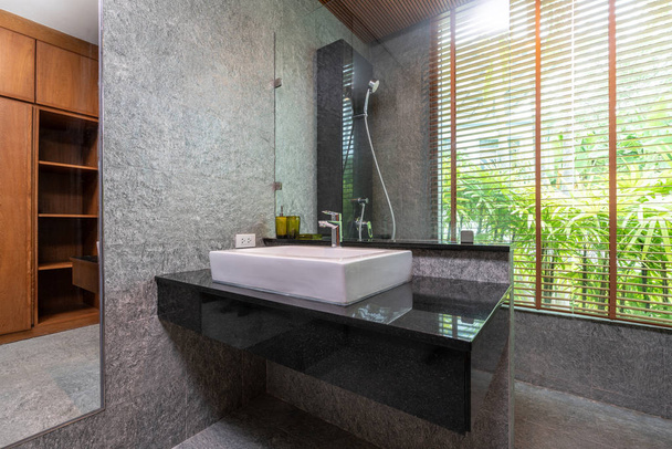 Роскошная ванная комната с душевой кабиной
 - Фото, изображение
