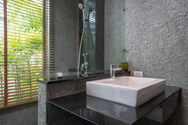 Luksusowa łazienka wyposażona jest w umywalkę z prysznicem - Zdjęcie, obraz