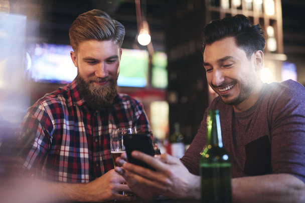 Deux hommes passent du temps ensemble au pub
  - Photo, image