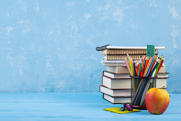 Conjunto de coloridos útiles escolares, libros y cuadernos. Papelería
 - Foto, imagen