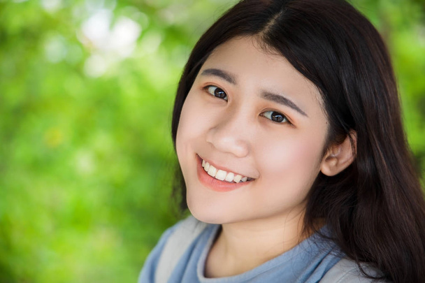 csinos ázsiai egészséges kövér tini lány mosoly wth szép blur zöld természet háttér - Fotó, kép