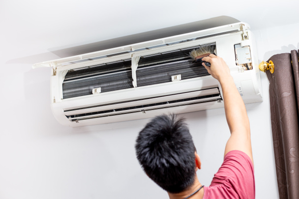 Mann Bürste Klimaanlage Flosse Spule Staubreinigung zu Hause - Foto, Bild