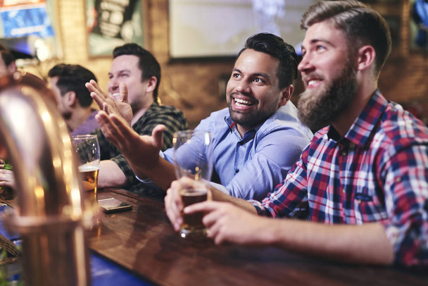 Hombres maduros viendo el partido de fútbol en el bar
  - Foto, Imagen