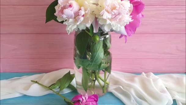 bazsarózsa virág egy vázában a fából készült háttér lassú mozgás - Felvétel, videó