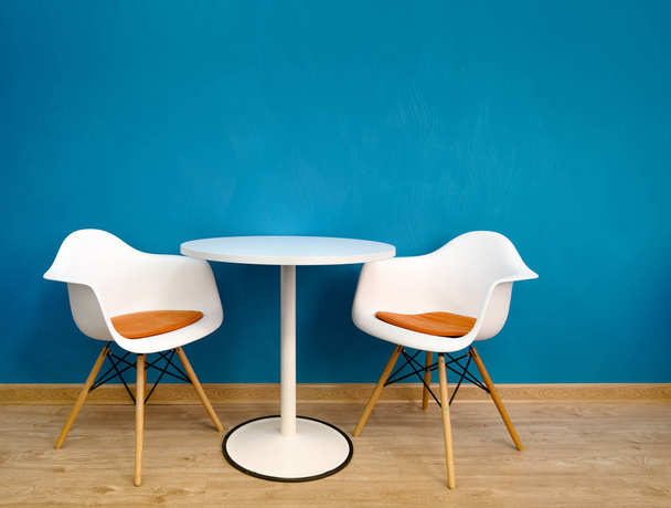 Moderne interieur tafel en twee stoelen. - Foto, afbeelding