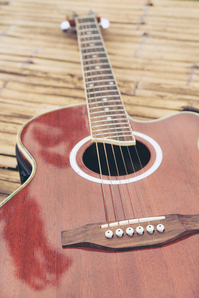 Классическая гитара на деревянном фоне
. - Фото, изображение
