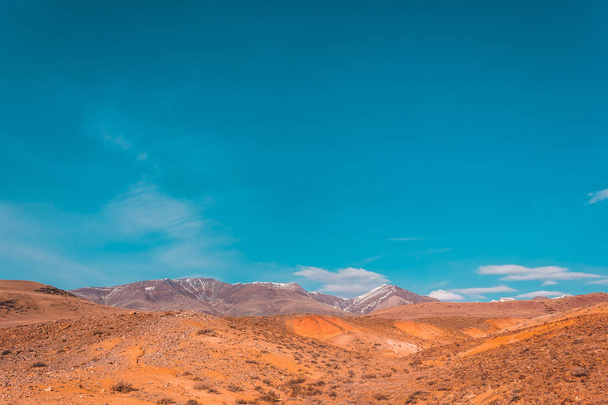 青い空の下の黄色と赤の岩。山と砂漠の風景. - 写真・画像