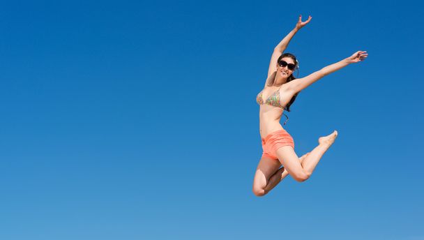 young woman jumping - Foto, afbeelding