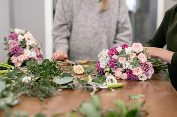 education in the school of floristry. Master class on making bouquets. Summer bouquet. Learning flower arranging, making beautiful bouquets with your own hands. Flowers delivery - Valokuva, kuva