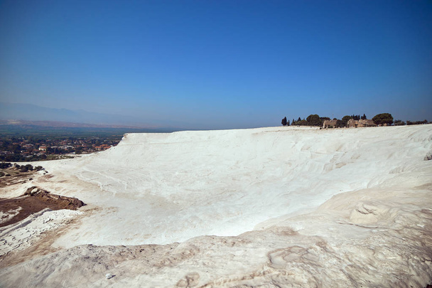 Pamukkale - piscinas naturales de travertino y terrazas. Castillo de algodón en el suroeste de Turquía, popular destino turístico
 - Foto, Imagen