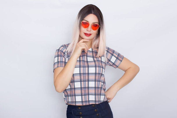 Blonde woman wearing sunglasses over white background - Foto, afbeelding