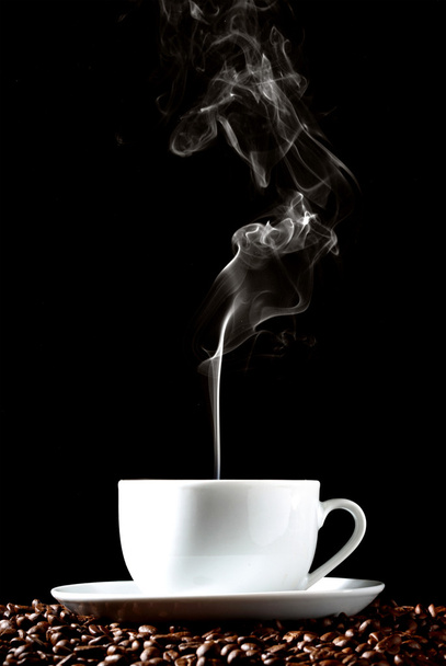 warme kop koffie op bruine achtergrond - Foto, afbeelding