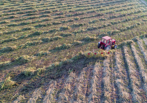 Воздушное изображение трактора с сенокосами
 - Фото, изображение