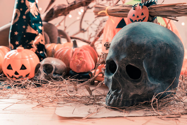  Halloween pompoen en verscheidenheid van ornamenten op houten tafel. - Foto, afbeelding