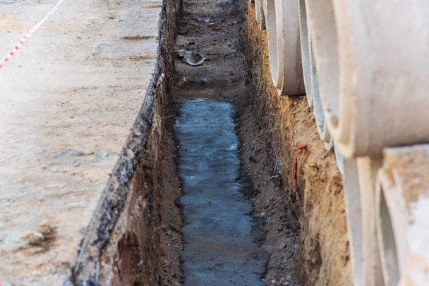 新しい水道管を備えた建設現場の排水管. - 写真・画像