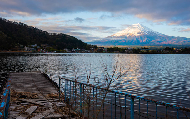Fuji Dağı ve Gölü'nün panorama görüntüsü. - Fotoğraf, Görsel