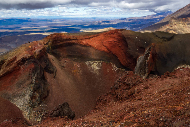 czerwony krater na szczycie tongariro wulkan, park narodowy tongariro przejście - Nowa Zelandia - Zdjęcie, obraz