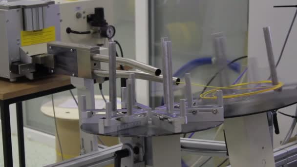 Automaattinen valokaapeli leikkaus kone
 - Materiaali, video
