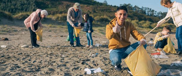 Nuori mies puhdistaa rantaa - Valokuva, kuva