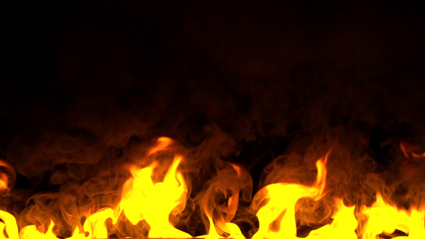Ontsteken van rood vuur geïsoleerd op zwarte achtergrond. Gedetailleerde echte vlammen tongen. Halloween, hete brandende hel, Inferno concept. Slow Motion. - Video