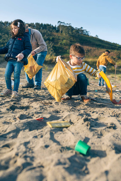 Εθελοντές καθαρίζουν την παραλία - Φωτογραφία, εικόνα
