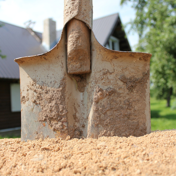 Pelle pile de sable contre la maison
 - Photo, image