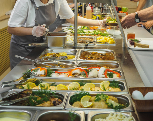 Cozinha buffet de cafetaria com comida. Mostra de exibição de comida self-service
 - Foto, Imagem