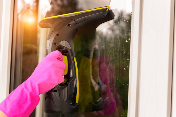 Limpieza de ventanas con herramienta eléctrica
 - Foto, imagen