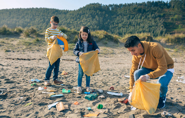 Nuoret vapaaehtoiset siivoamassa rantaa - Valokuva, kuva