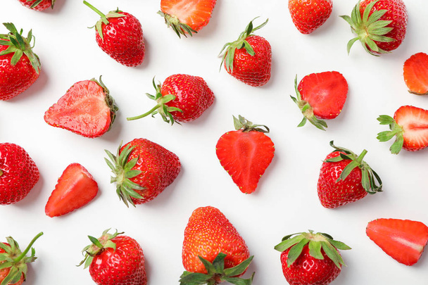 Flat lay composition with strawberries on white background, clos - Fotoğraf, Görsel