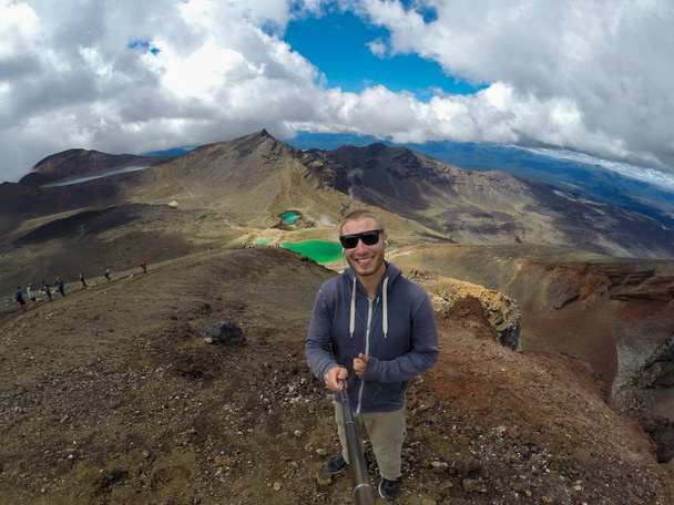 Yeni Zelanda 'daki Tangariro Alp Geçidi' nde selfie çeken bir turist. - Fotoğraf, Görsel