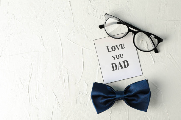 Yazıt seni seviyorum baba, mavi papyon ve beyaz sırt gözlük - Fotoğraf, Görsel