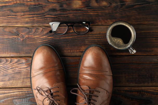 Ruskeat nahkakengät, kuppi kahvia ja lasit puinen backgro
 - Valokuva, kuva