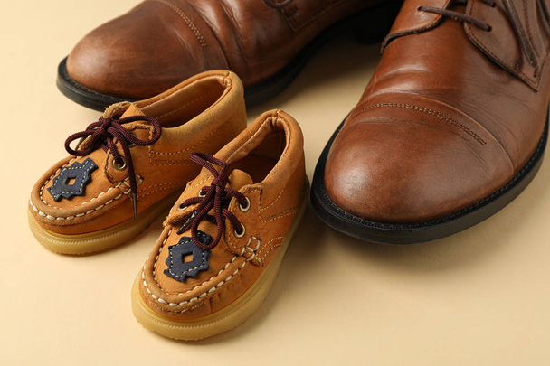 茶色の革の靴と色の背景に子供の靴, sp - 写真・画像