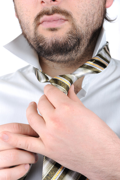 Retrato de un oficinista poniendo su corbata
 - Foto, Imagen