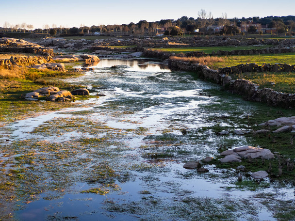 Pohled na část nádrže La almendra v Salamanca (Španělsko) v zimním období sucha - Fotografie, Obrázek