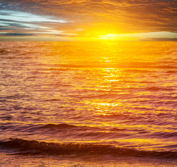 Nádherný barevný západ slunce na mořském pobřeží. Dobrý pro tapetu nebo obrázek na pozadí. - Fotografie, Obrázek