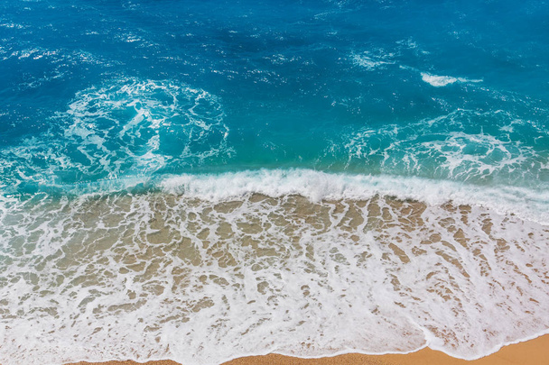 Блакитна хвиля на пляжі. Розмиті фонові та сонячні плями. Спокійний природний фон
. - Фото, зображення