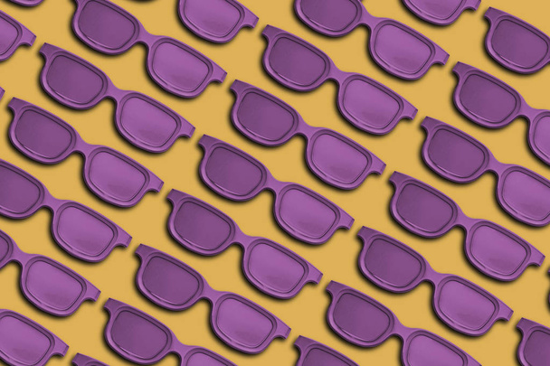 クリエイティブパターン紫色のメガネの背景。夏のコンセプト. - 写真・画像