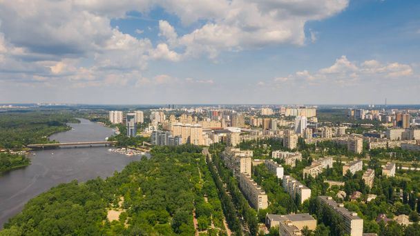 Vista panorâmica da paisagem urbana, horizonte e costa do rio Dnieper, perto da ilha Rusanivka, no verão. (Kiev, Kiev) Ucrânia
. - Foto, Imagem