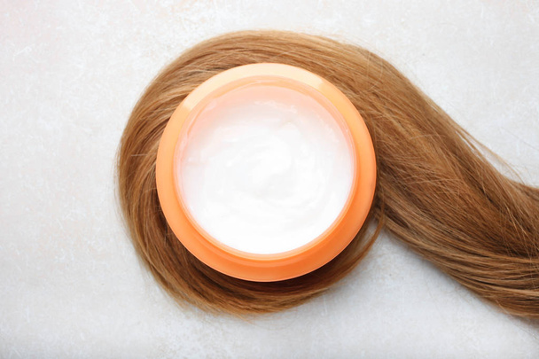  női világosbarna haj és balzsam - Fotó, kép