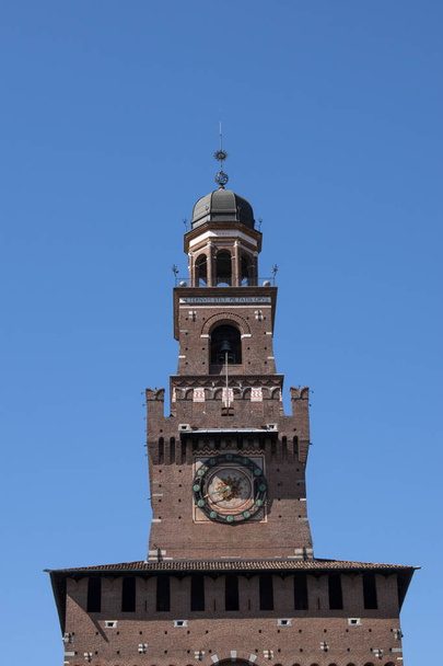 ミラノ、イタリア、ヨーロッパ、2019年03月28日:スフォルツァ城(カステッロ・スフォルツェスコ)の中央塔、トレー・デル・フィラレテの空中写真、フランチェスコ・スフォルツァ、ミラノ公爵によって15世紀に建てられた、現在、いくつかの博物館を収容 - 写真・画像