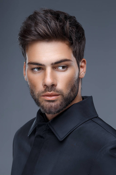 portret komea mies trendikäs kampaus musta takki, musta paita
 - Valokuva, kuva