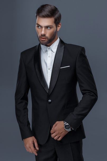 красивый мужчина с модной стрижкой в черном пальто, черная рубашка
 - Фото, изображение