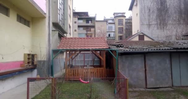 Drone is het opheffen en hervilen van oude schade gebouwen met een deel van de gevel ontbrekende en vuile daken in Novi Sad  - Video