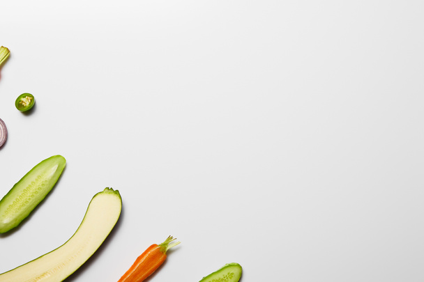 vista superior de rodajas de verduras frescas sobre fondo blanco con espacio para copiar
 - Foto, Imagen