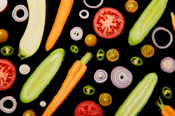 вид сверху на свежие спелые вкусные нарезанные овощи, изолированные на черном
 - Фото, изображение